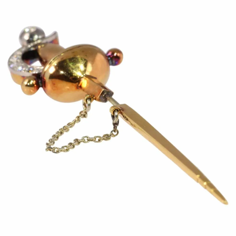 Une broche épée vintage ornée de diamants