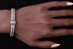 Une déclaration éblouissante d'Art Déco : Bracelet en platine avec diamants et onyx