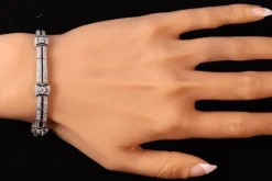 Une déclaration éblouissante d'Art Déco : Bracelet en platine avec diamants et onyx