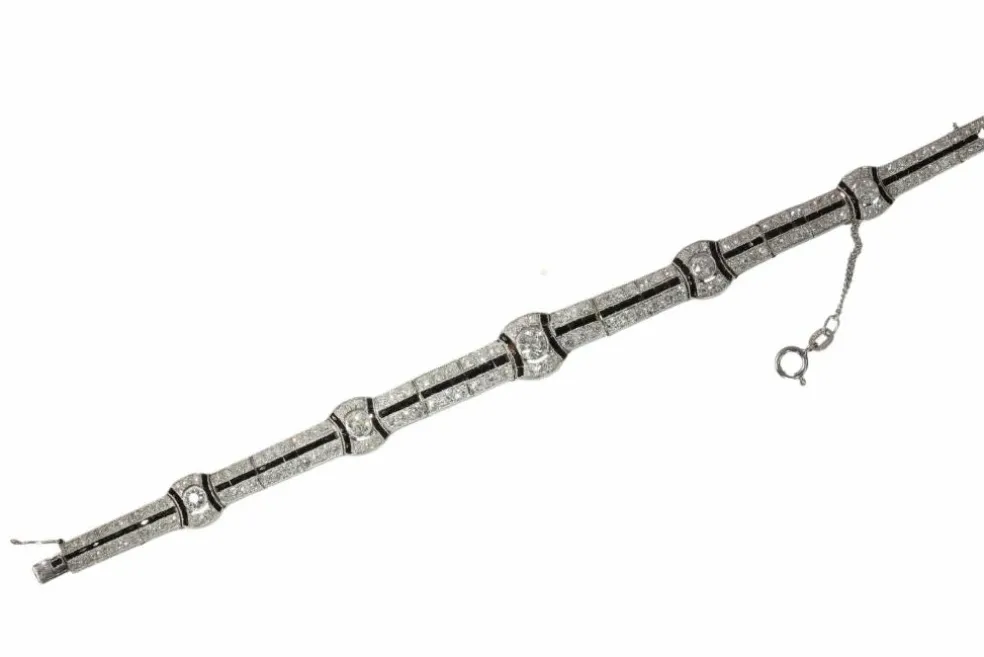 Une déclaration éblouissante d'Art Déco : Bracelet en platine avec diamants et onyx