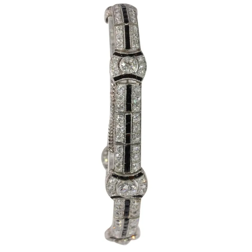 Une déclaration éblouissante d'Art Déco : Bracelet en platine avec diamants et onyx