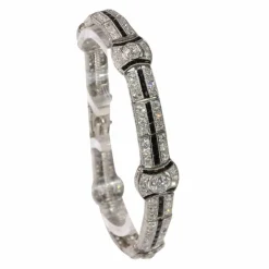 Une déclaration éblouissante d'Art Déco : Bracelet en platine avec diamants et onyx