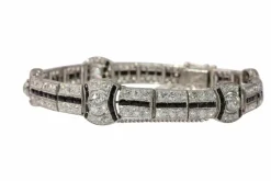 Une déclaration éblouissante d'Art Déco : Bracelet en platine avec diamants et onyx