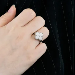 VAN CLEEF & ARPELS - Alhambra - Bague or blanc, nacre et diamant