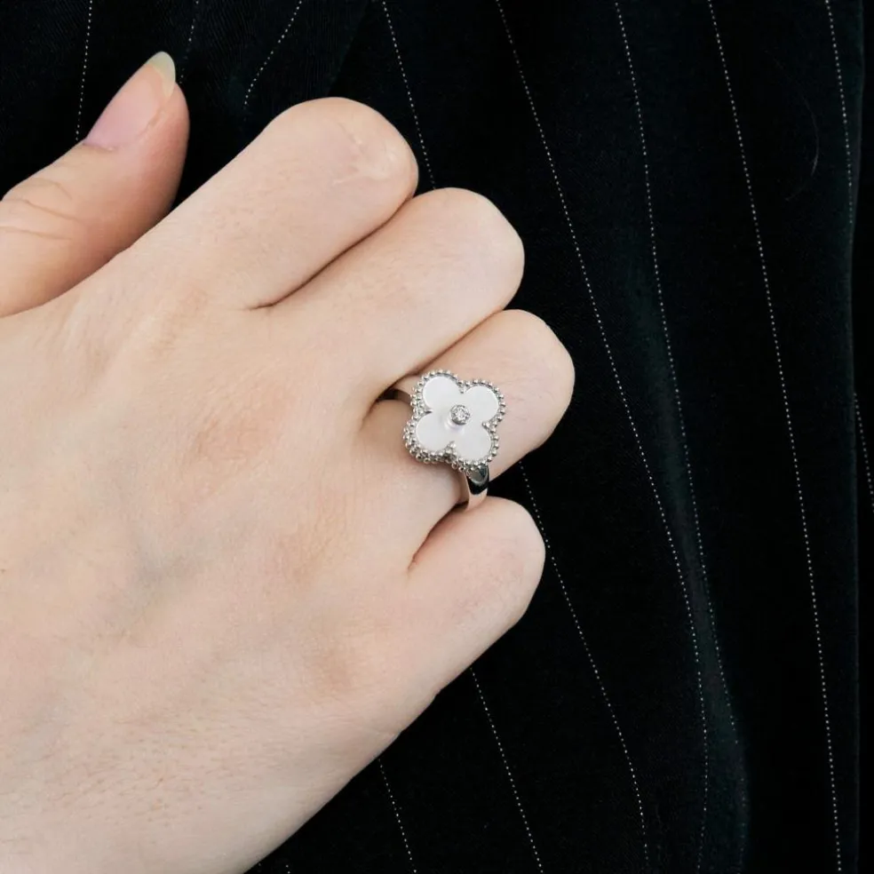 VAN CLEEF & ARPELS - Alhambra - Bague or blanc, nacre et diamant