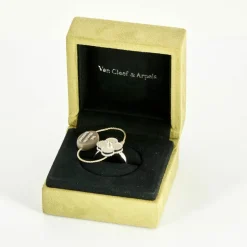 VAN CLEEF & ARPELS - Alhambra - Bague or blanc, nacre et diamant