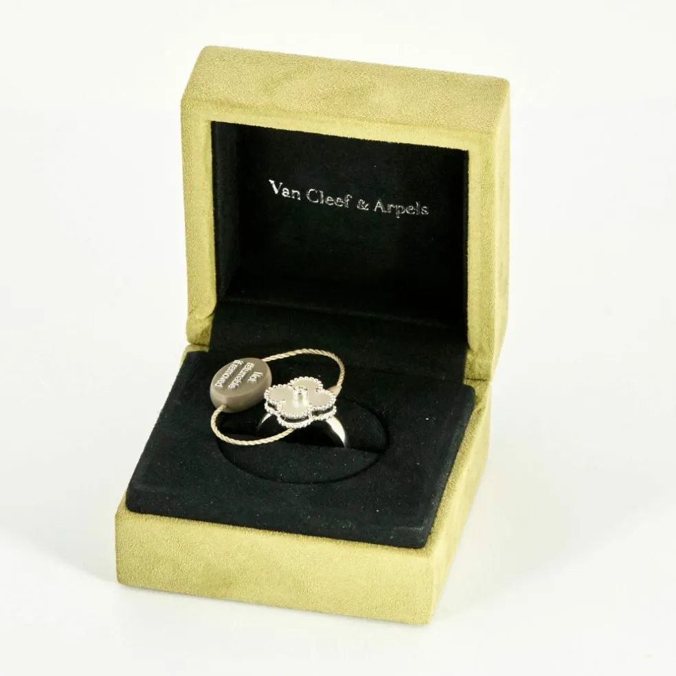 VAN CLEEF & ARPELS - Alhambra - Bague or blanc, nacre et diamant