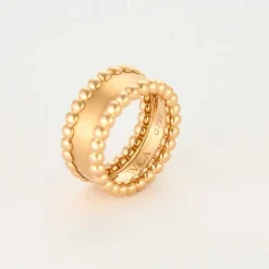 Van Cleef & Arpels Bague perlé en or rose satiné.