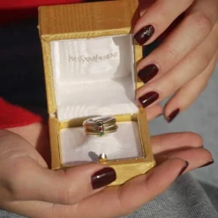 YVES SAINT LAURENT - Bague or jaune, rubis, émeraude et saphir
